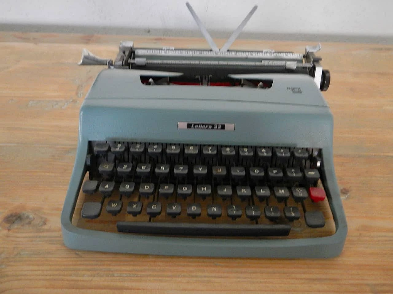Olivetti Typewriter Letter 32, 70s 1091477