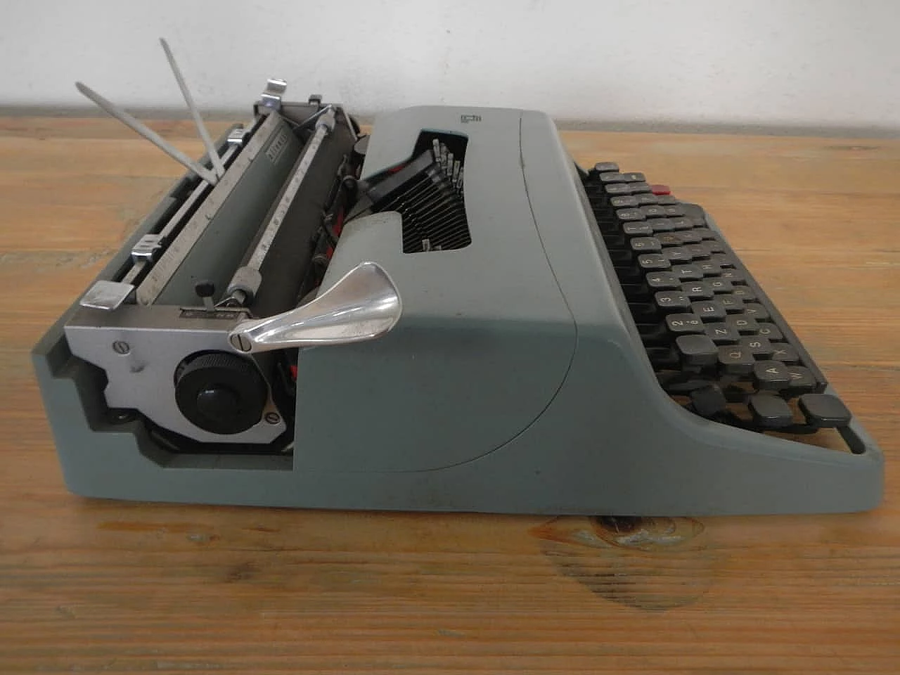 Olivetti Typewriter Letter 32, 70s 1091478