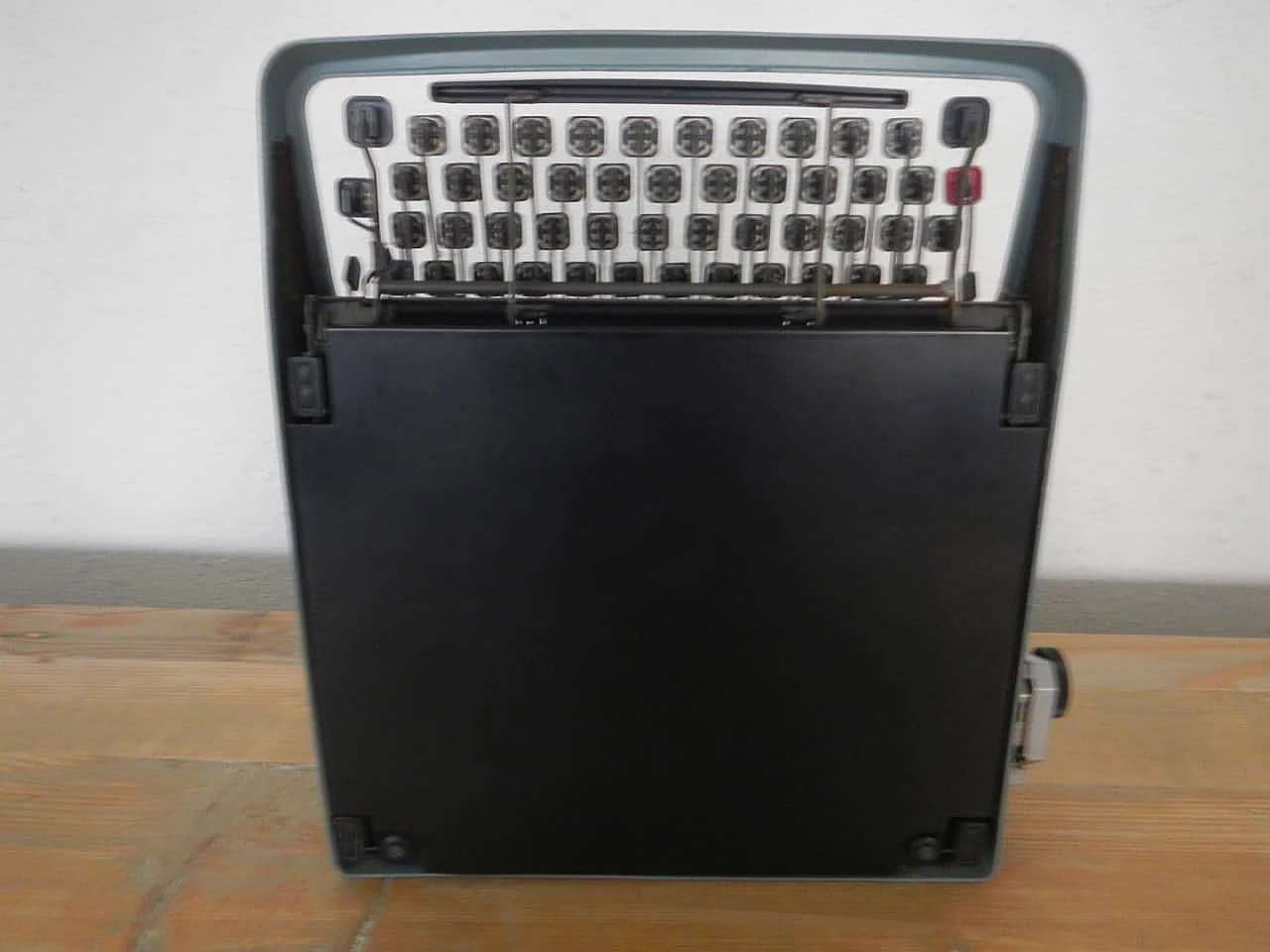 Olivetti Typewriter Letter 32, 70s 1091480