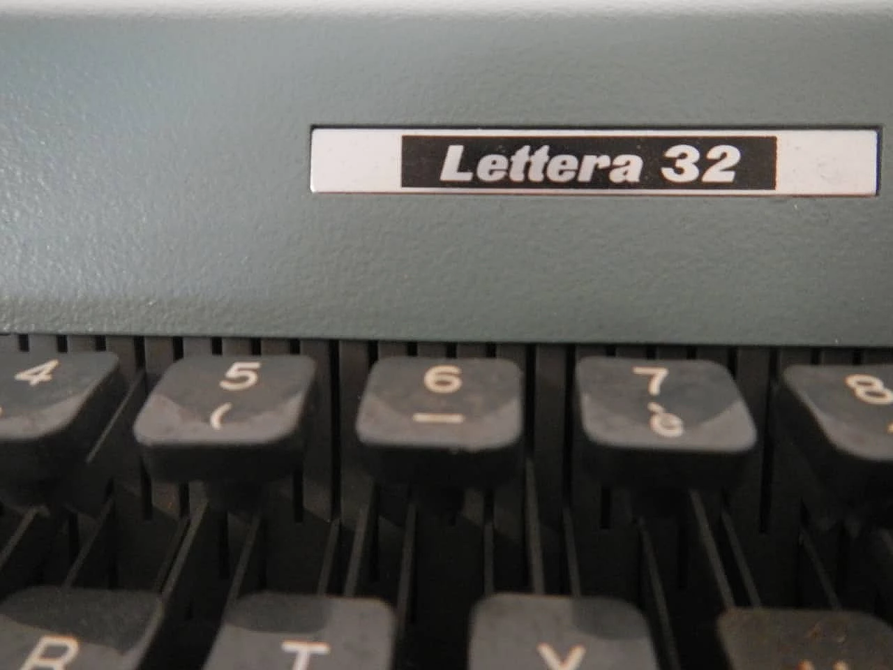 Olivetti Typewriter Letter 32, 70s 1091481