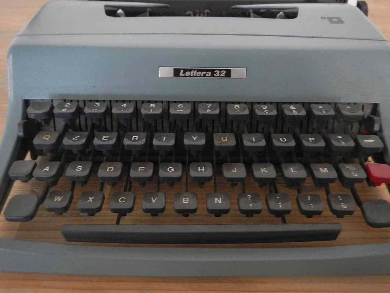 Olivetti Typewriter Letter 32, 70s 1091484