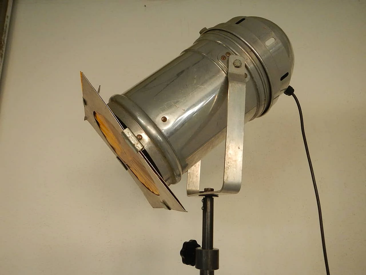 Italian cinema standing light in aluminium and cast iron, 60s 1091592