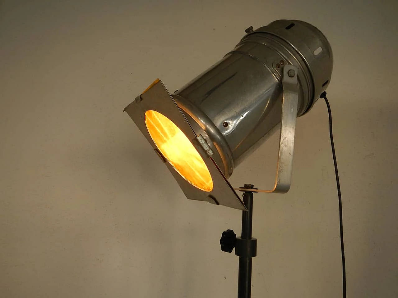 Italian cinema standing light in aluminium and cast iron, 60s 1091594