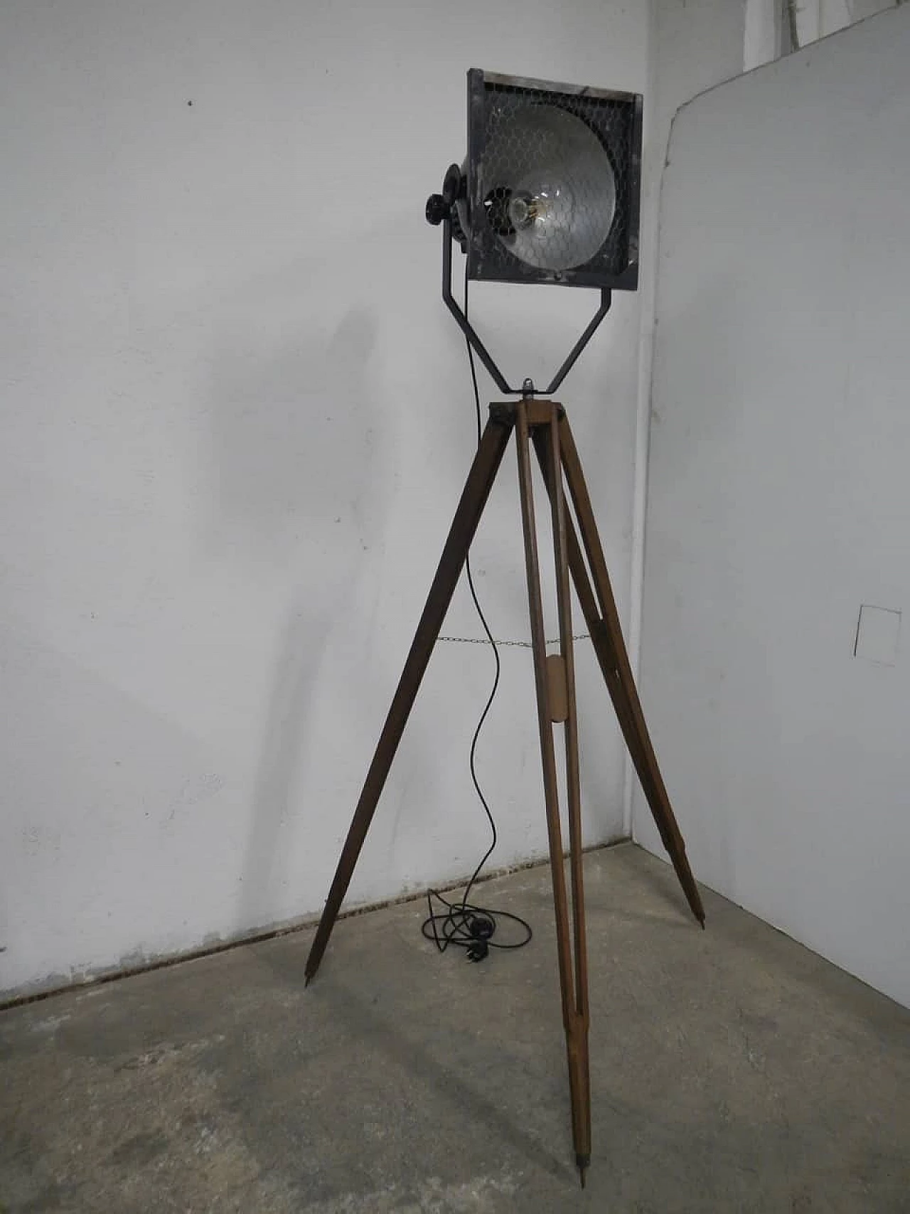 Industrial lamp with tripod, 1950s 1091684