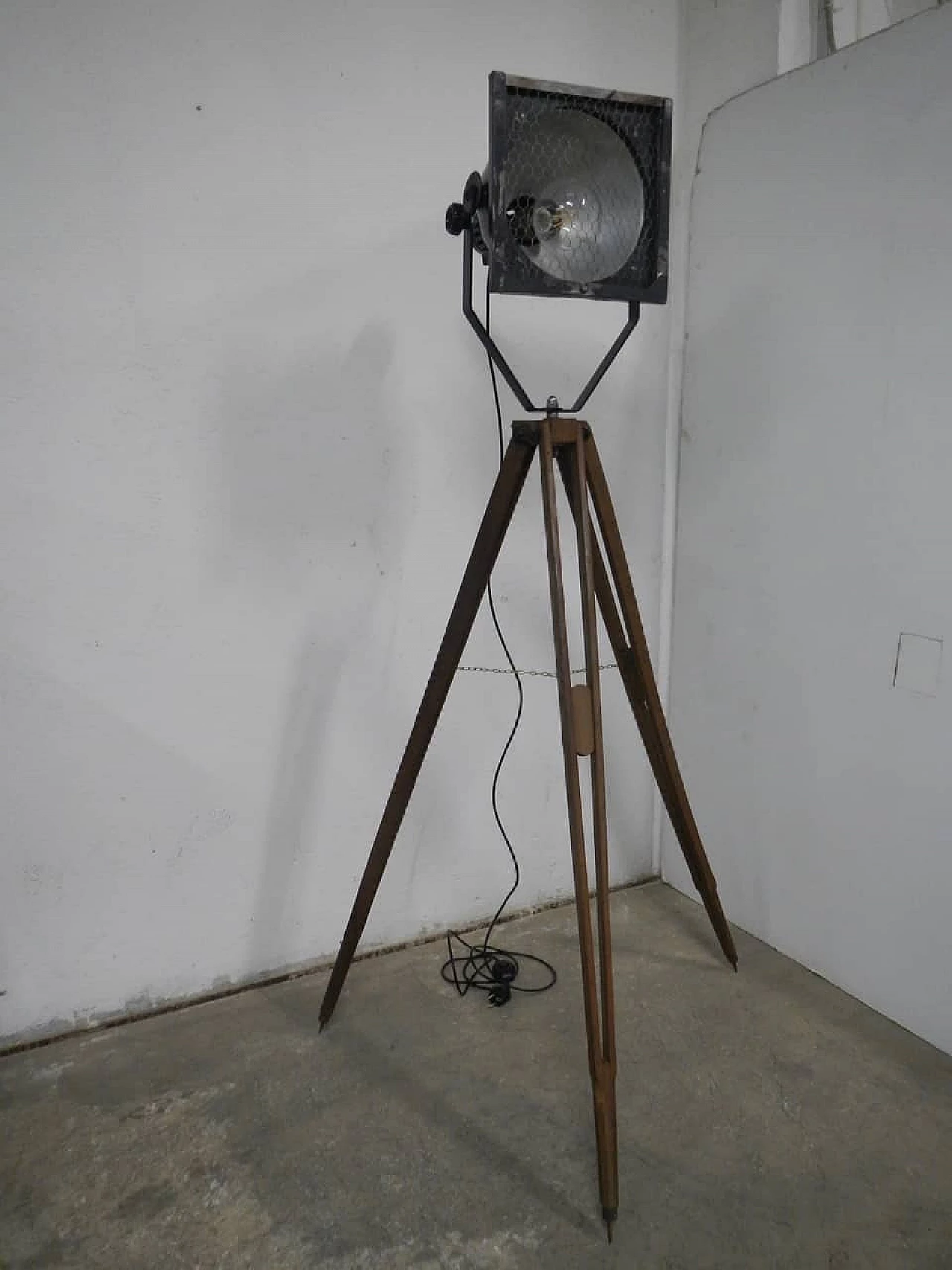 Lampada industriale con treppiede, anni '50 1091684