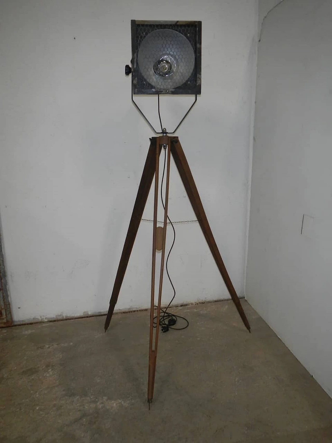 Industrial lamp with tripod, 1950s 1091685