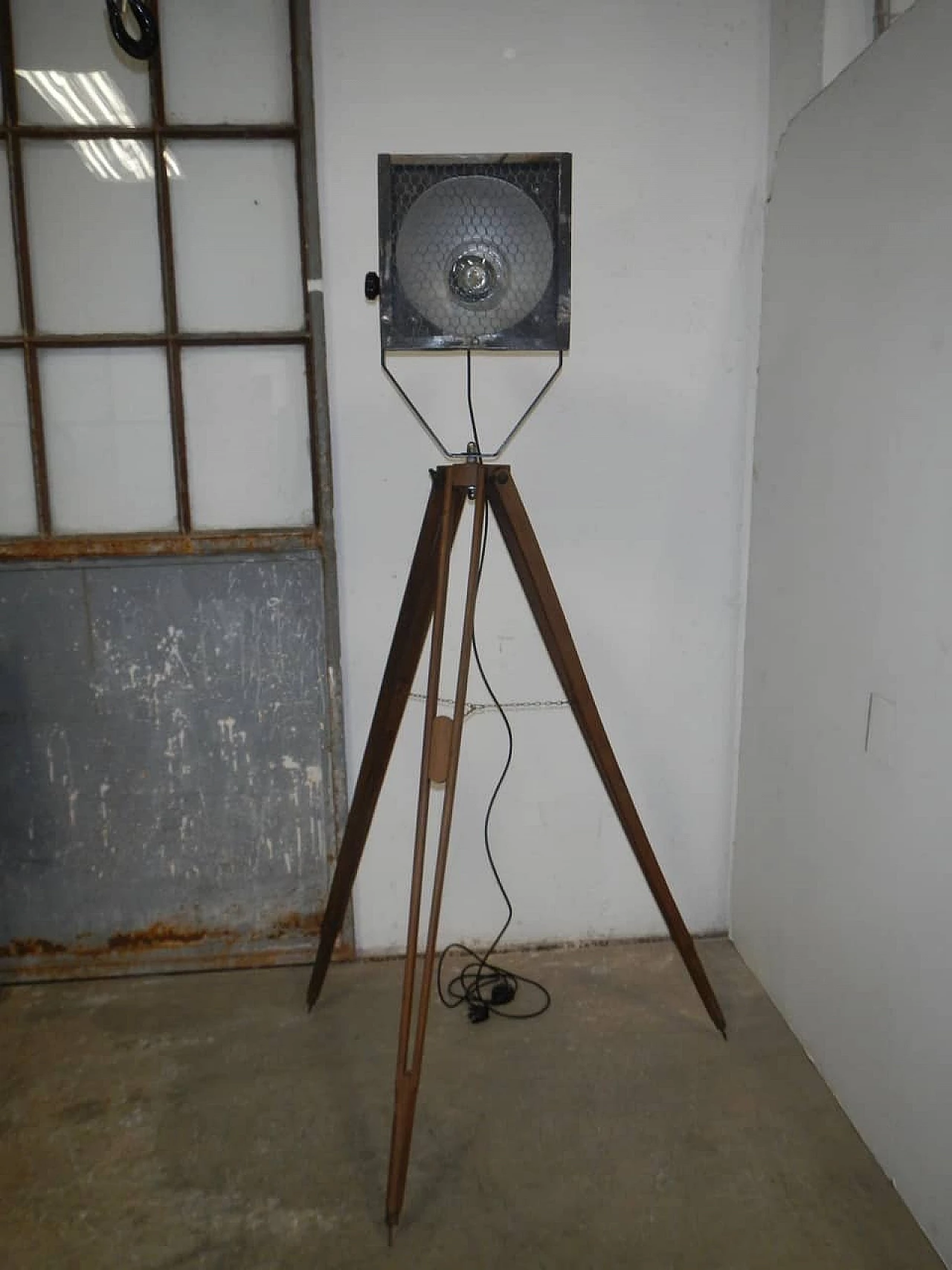 Industrial lamp with tripod, 1950s 1091686