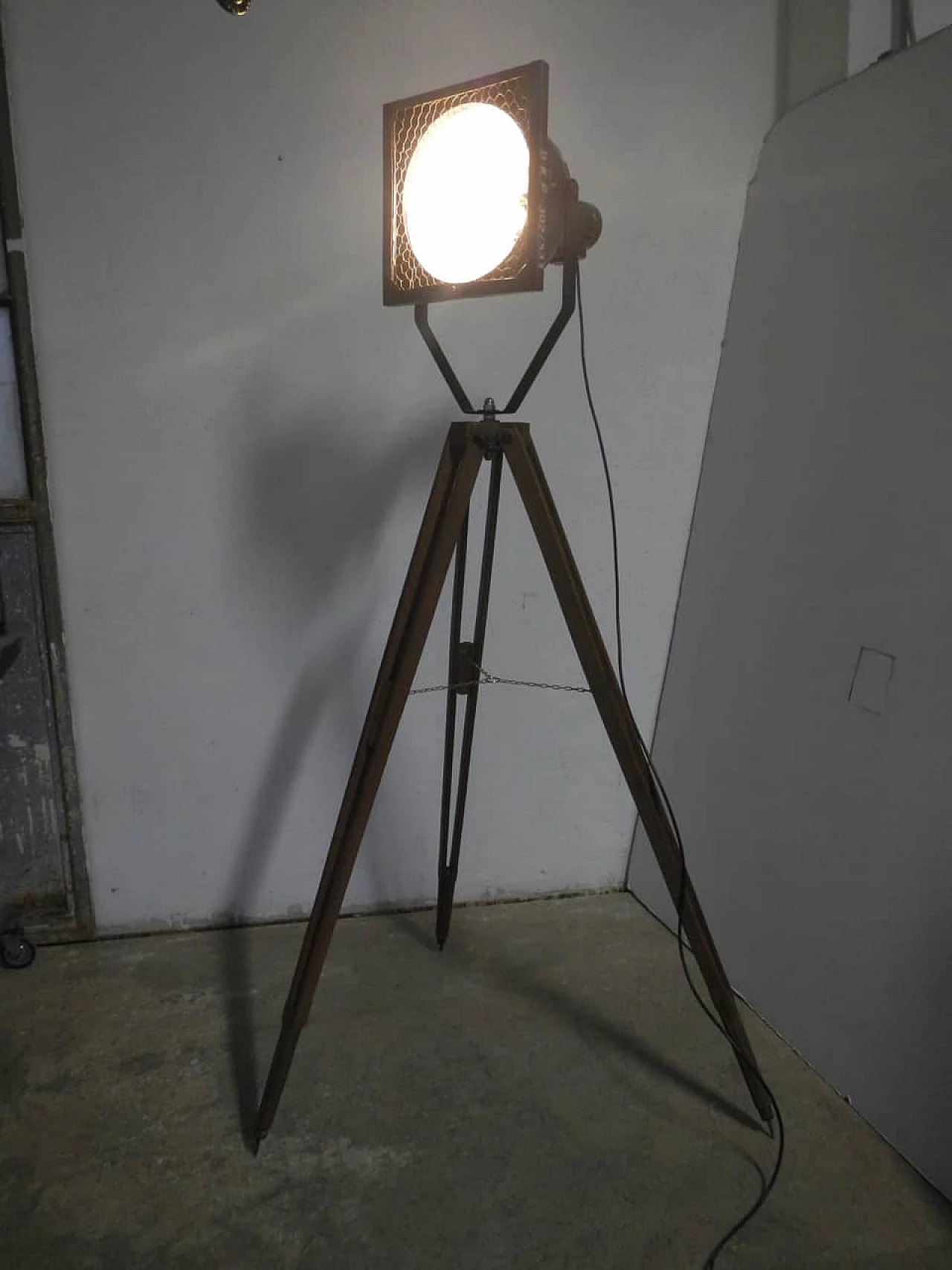 Lampada industriale con treppiede, anni '50 1091688