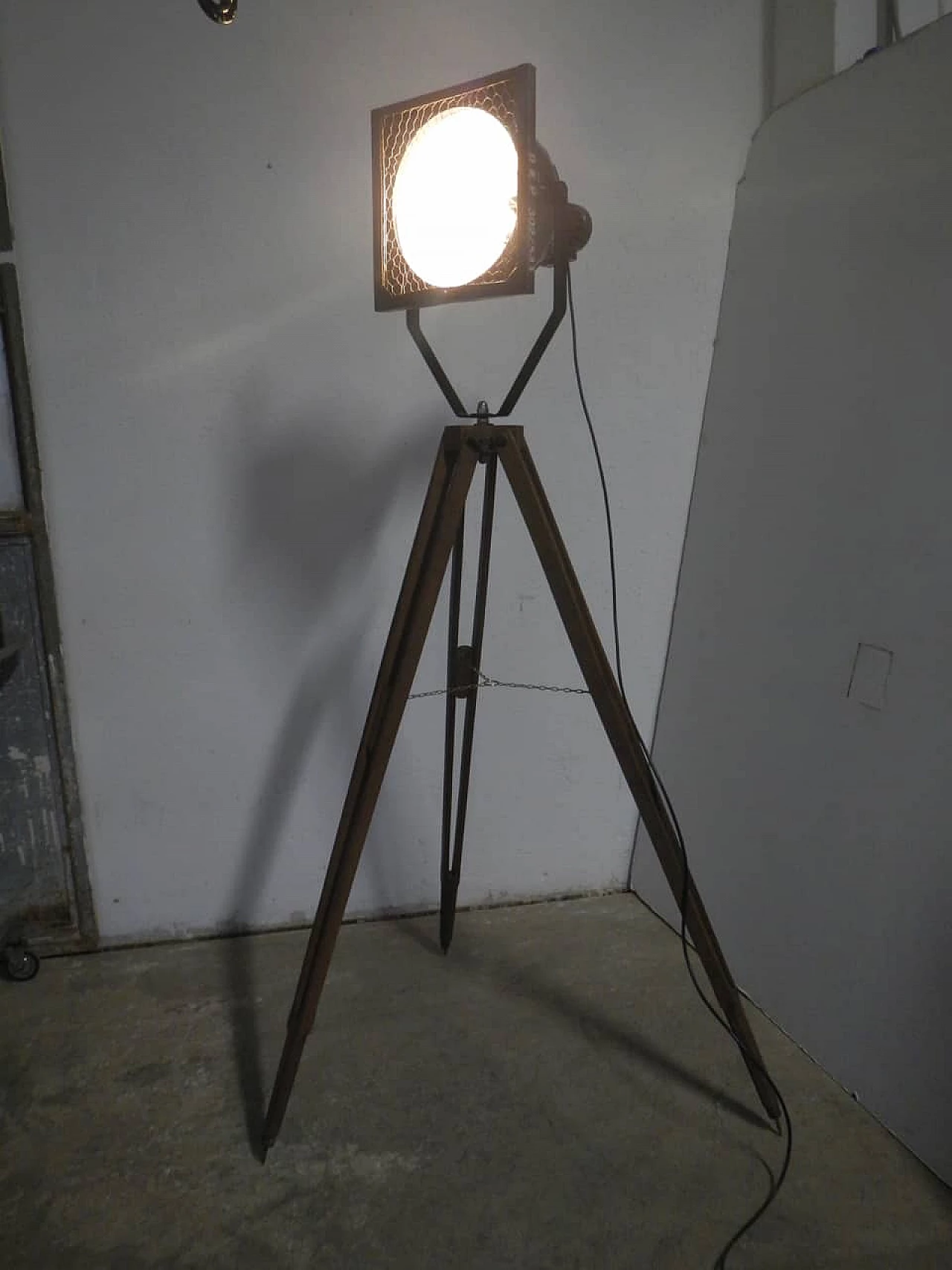 Lampada industriale con treppiede, anni '50 1091689