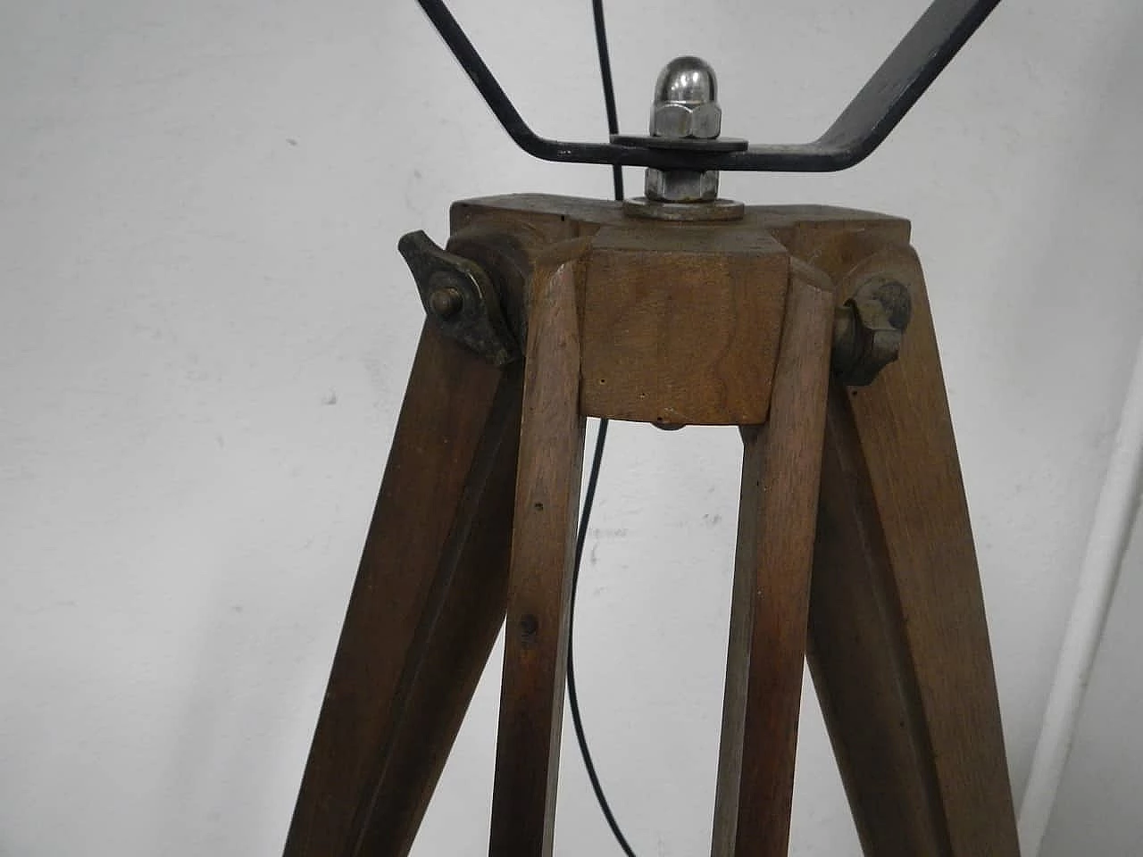 Lampada industriale con treppiede, anni '50 1091692