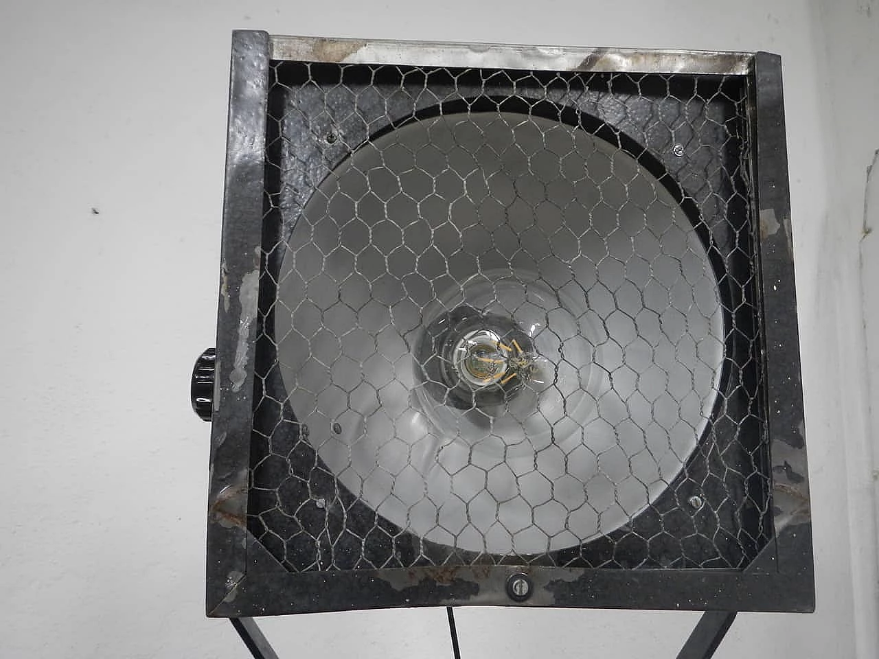 Lampada industriale con treppiede, anni '50 1091693