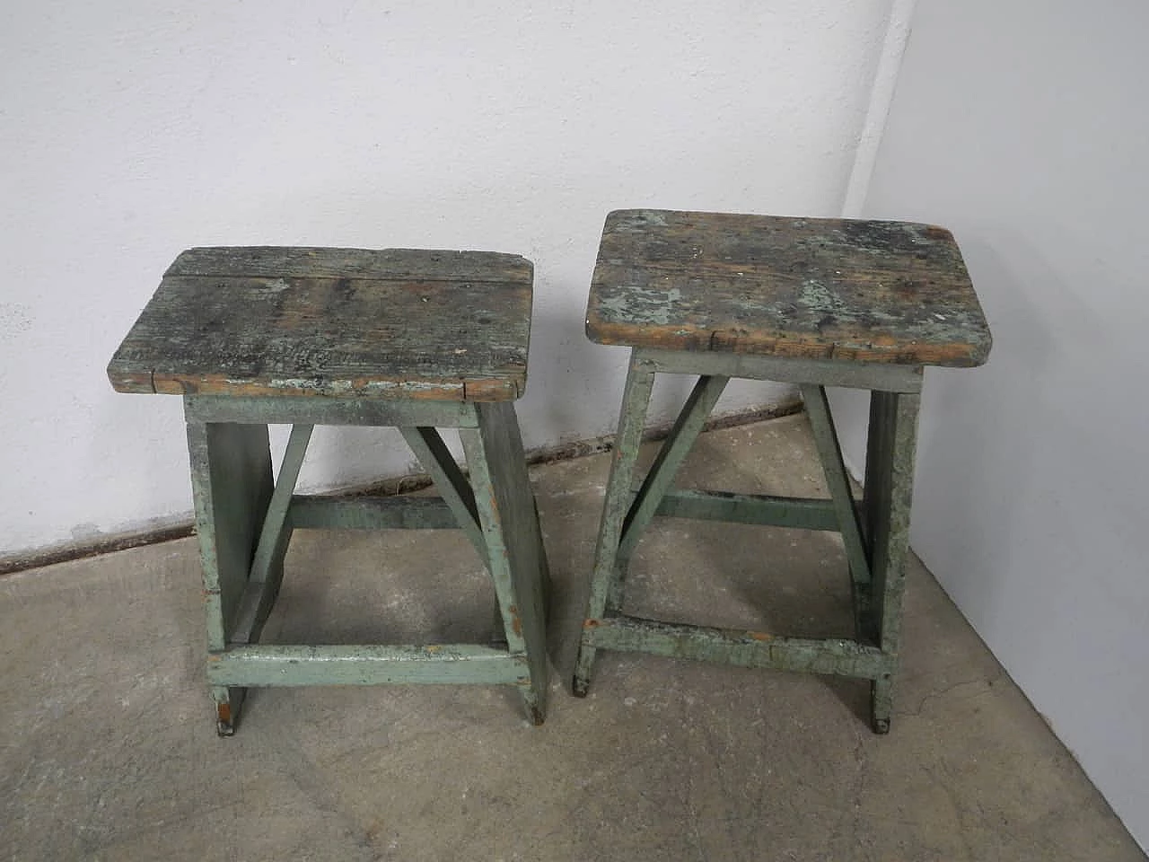 Coppia di sgabelli quadrati in legno, anni '60 1091705
