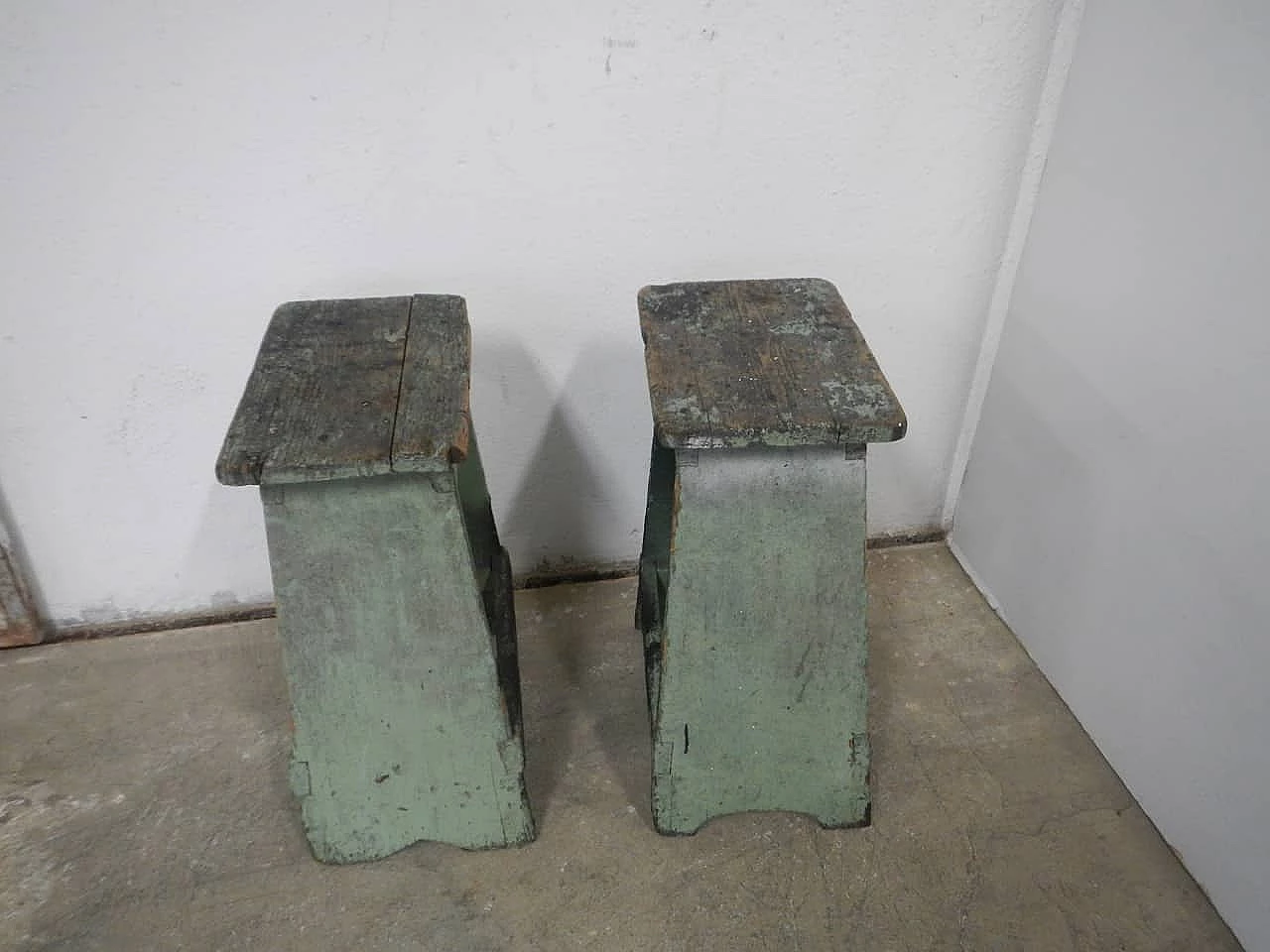 Coppia di sgabelli quadrati in legno, anni '60 1091706