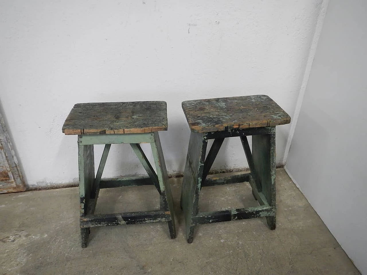 Coppia di sgabelli quadrati in legno, anni '60 1091707