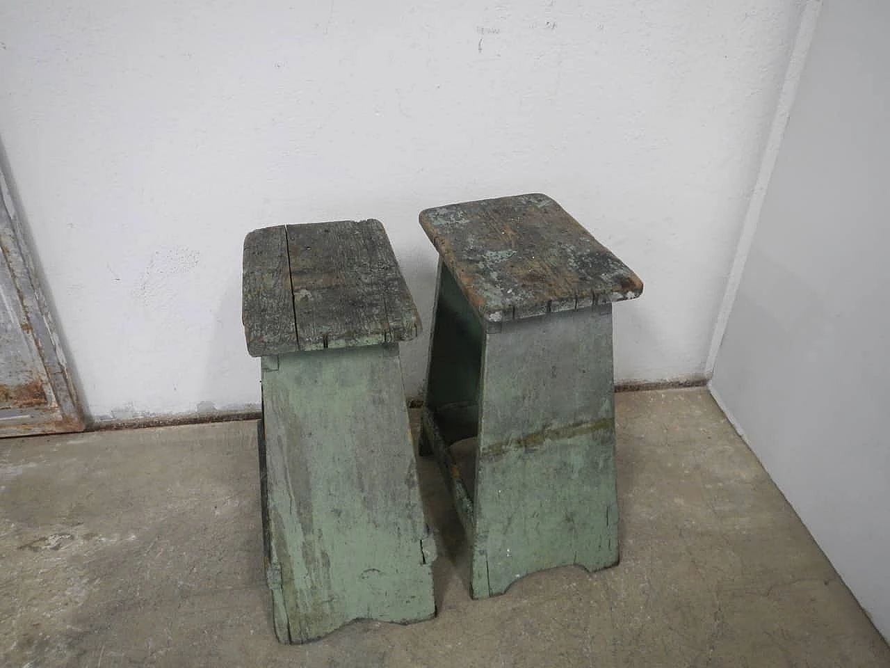 Coppia di sgabelli quadrati in legno, anni '60 1091708