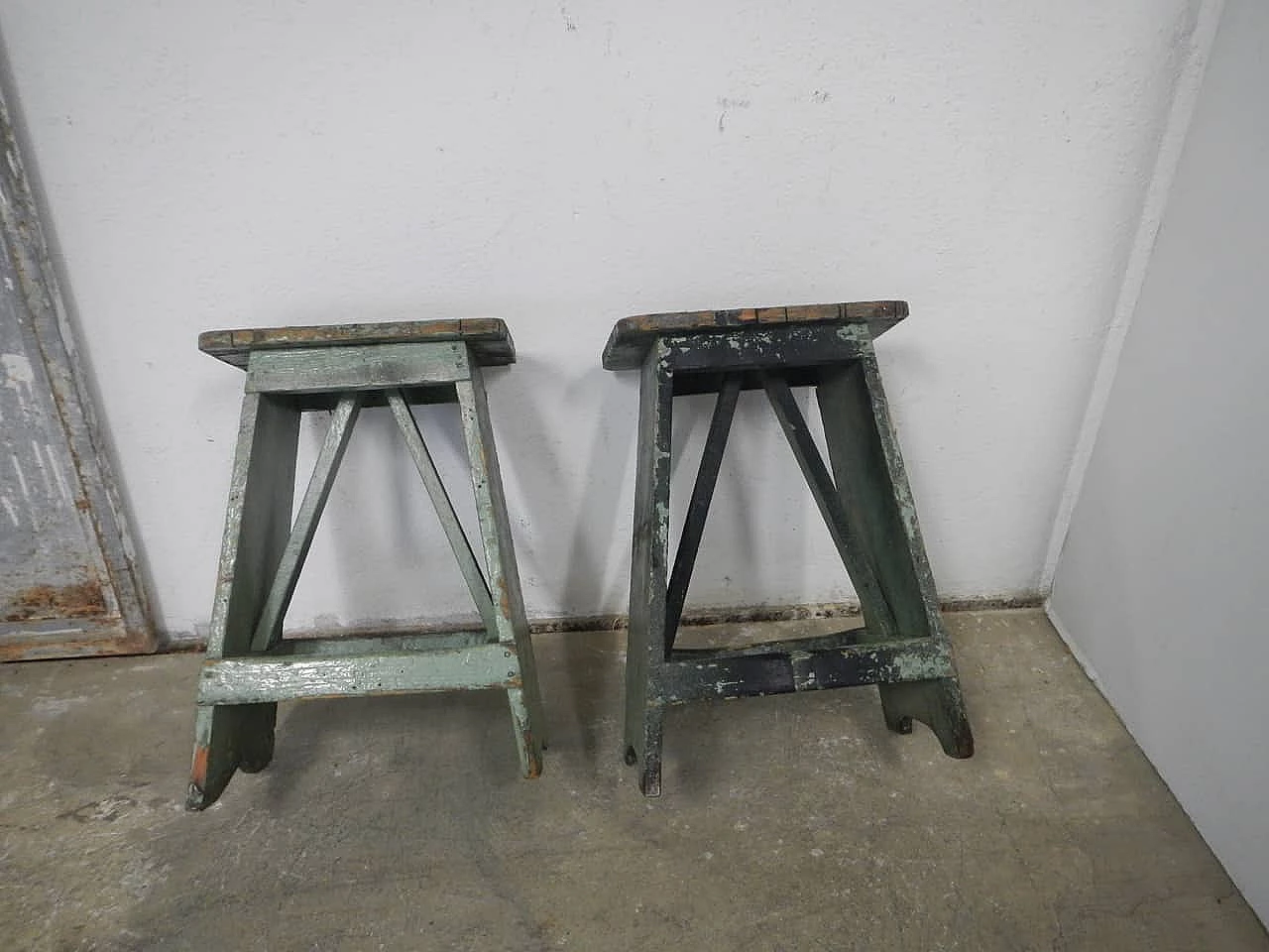 Coppia di sgabelli quadrati in legno, anni '60 1091709