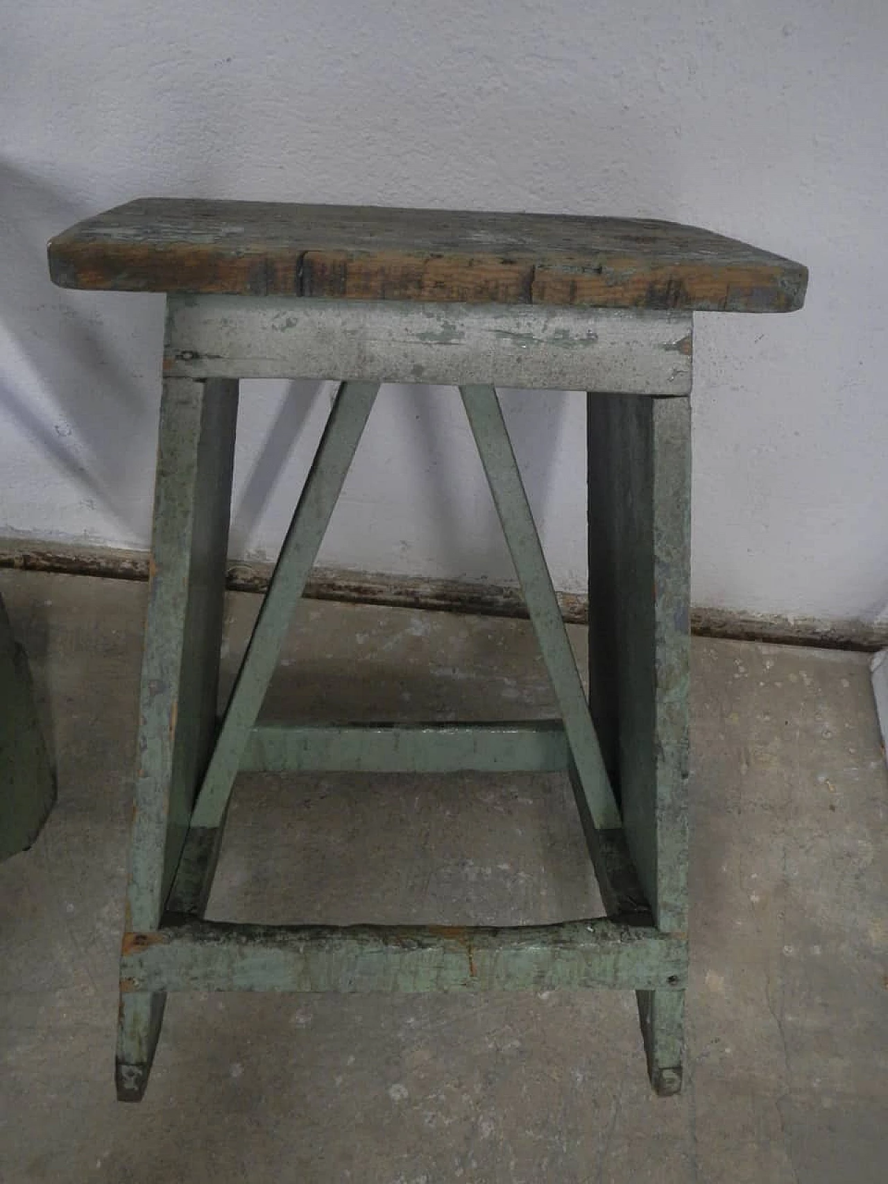 Coppia di sgabelli quadrati in legno, anni '60 1091710