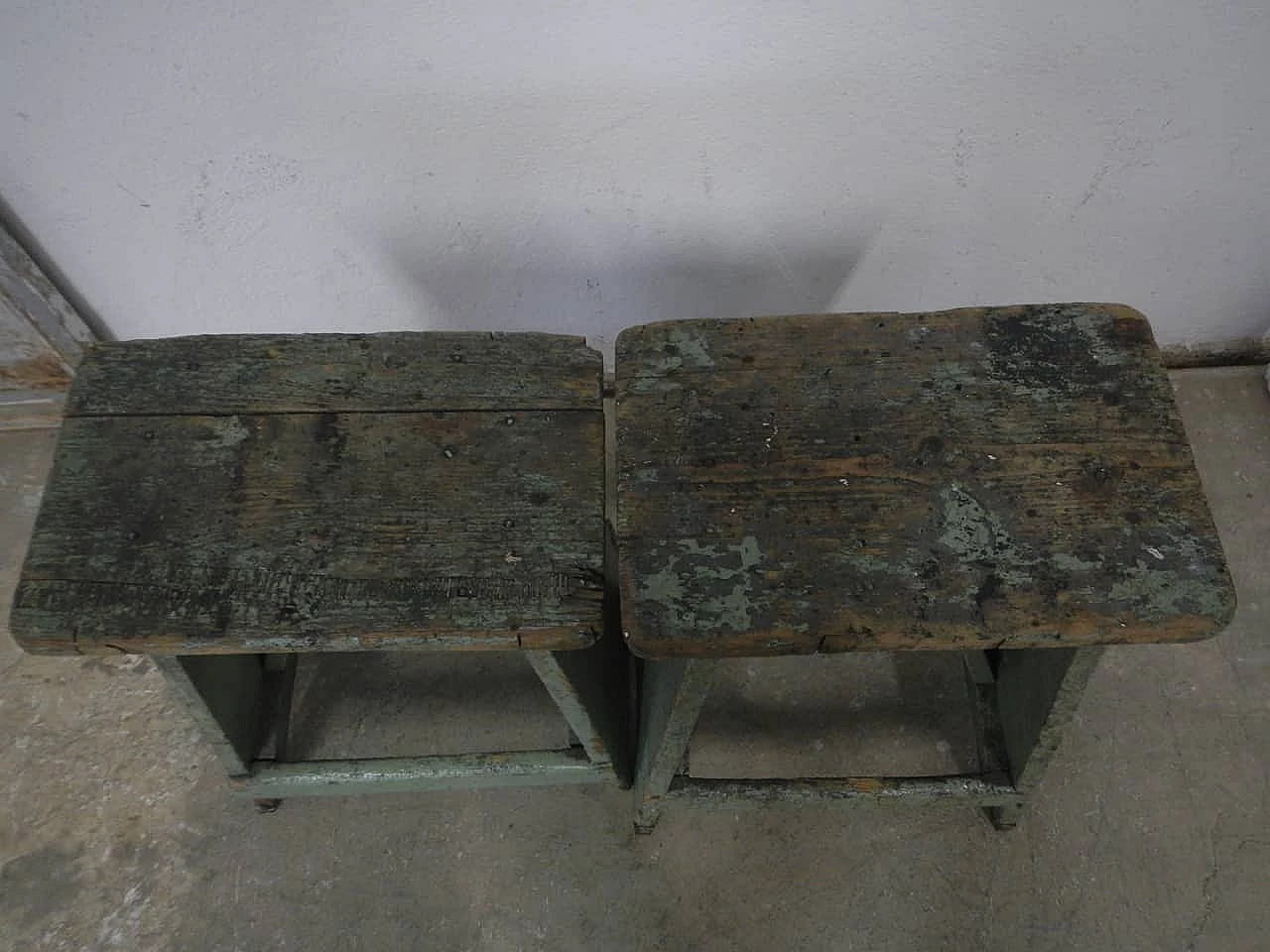 Coppia di sgabelli quadrati in legno, anni '60 1091711