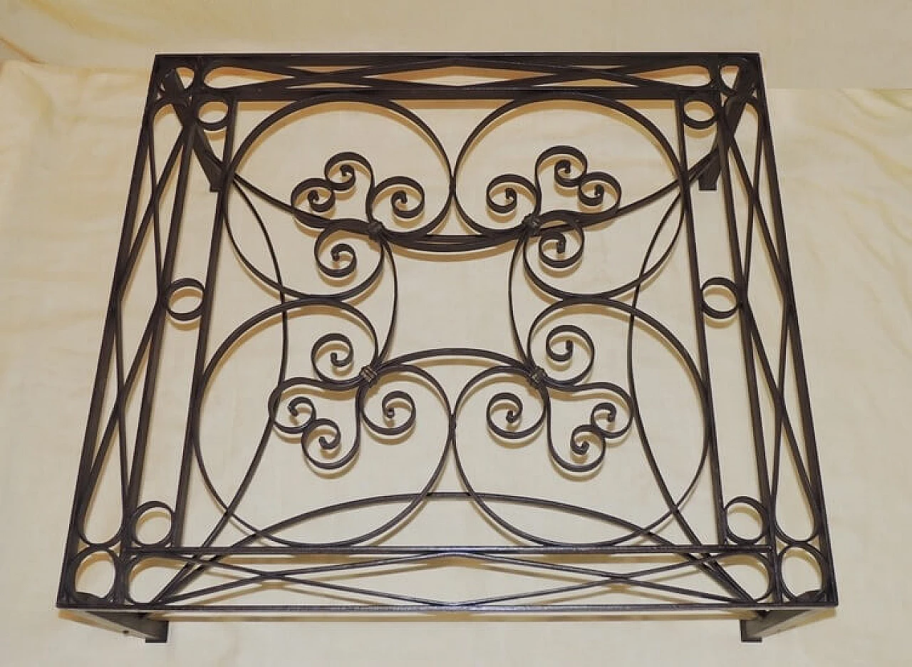 Coffee table created using a 19th century gate 1091782