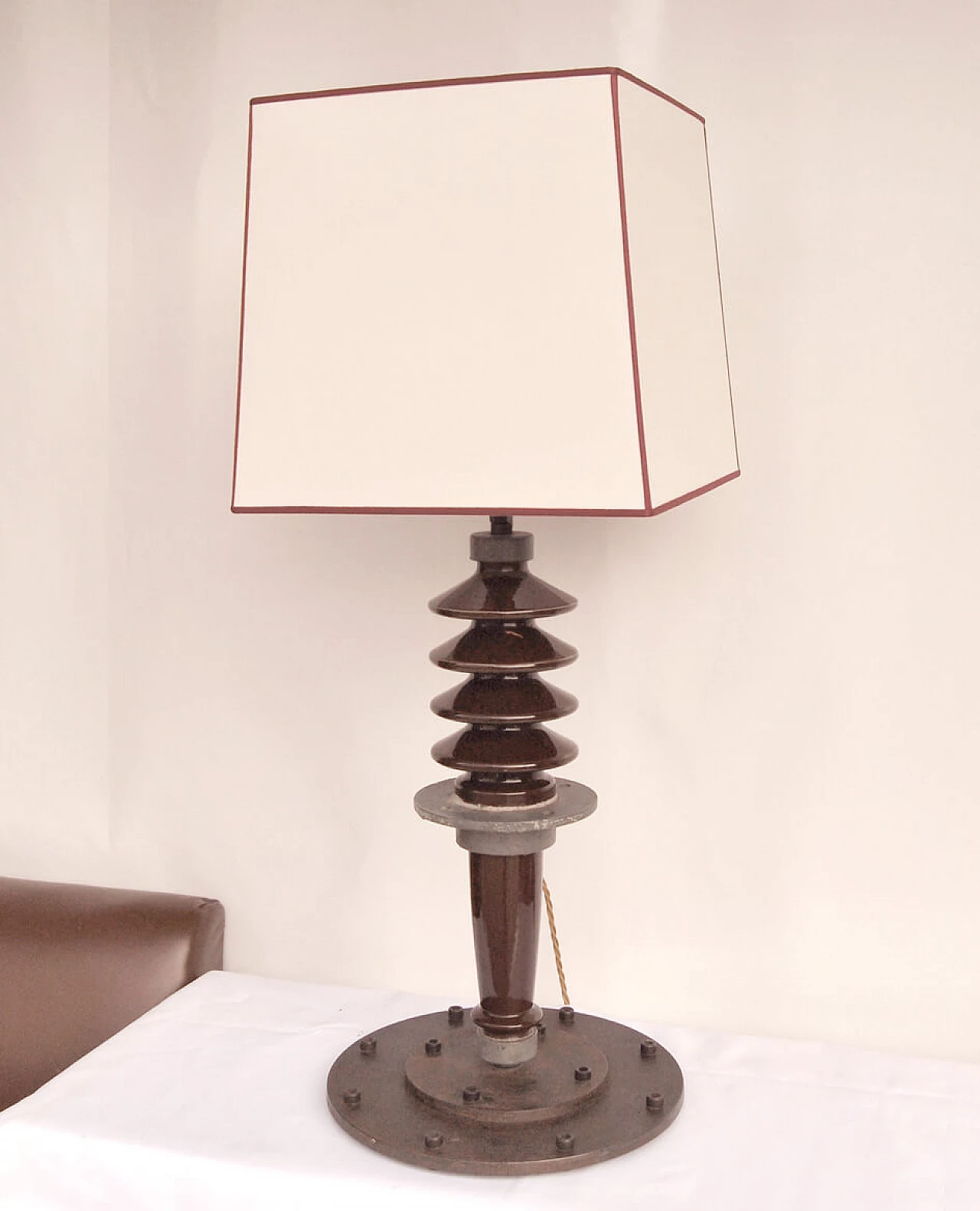 Lampada realizzata con isolatore in ceramica rosso, anni '50 1091885