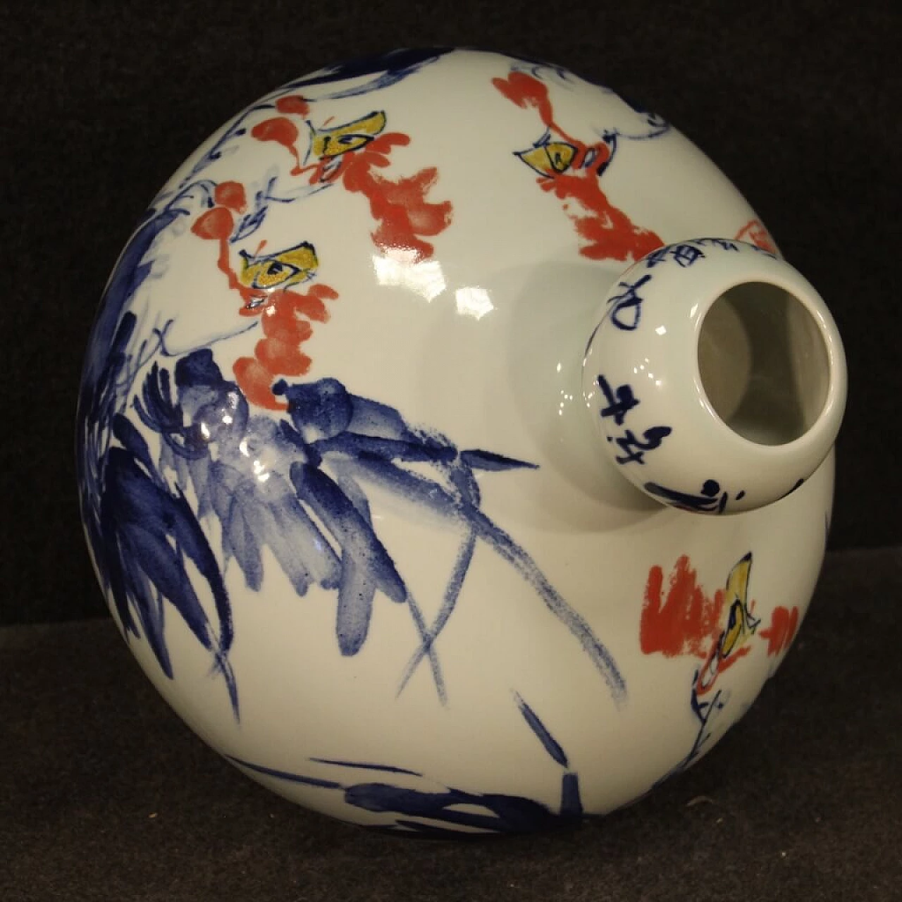 Chinese painted ceramic vase 1092385