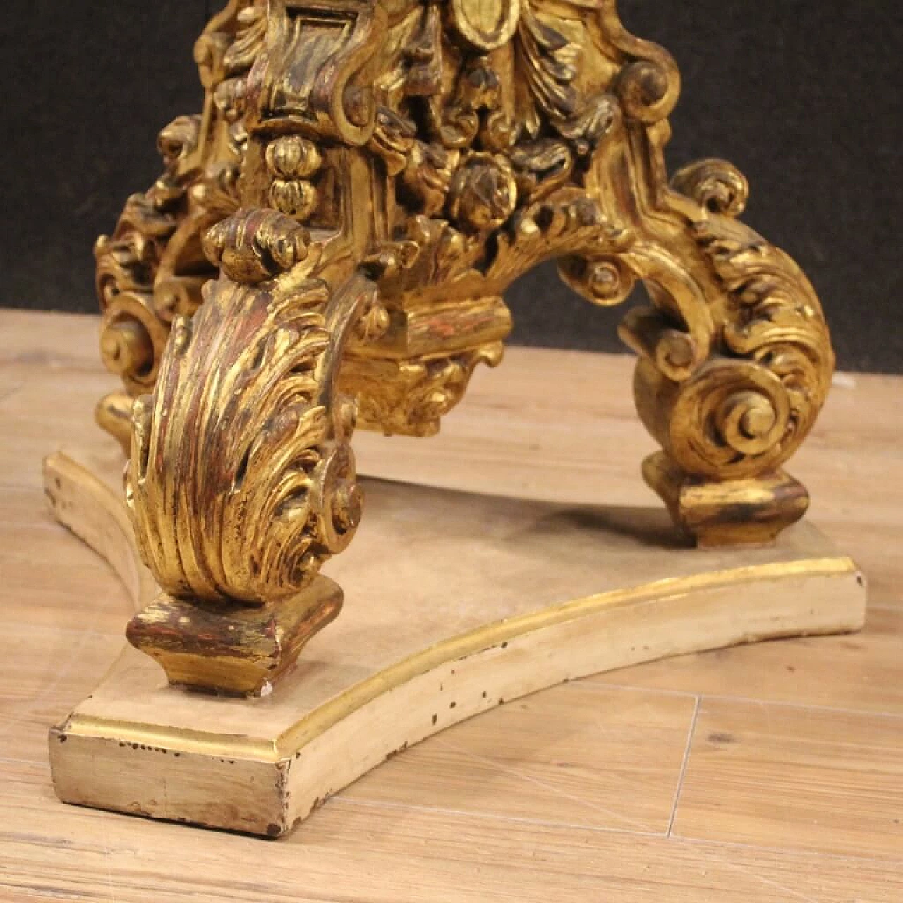 Tavolino rotondo italiano in legno laccato e dorato con piano in cristallo 1092746