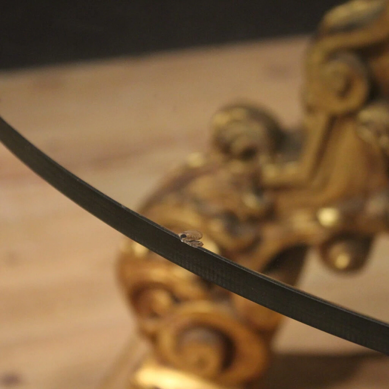 Tavolino rotondo italiano in legno laccato e dorato con piano in cristallo 1092748