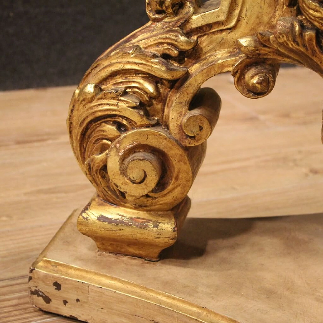 Tavolino rotondo italiano in legno laccato e dorato con piano in cristallo 1092749