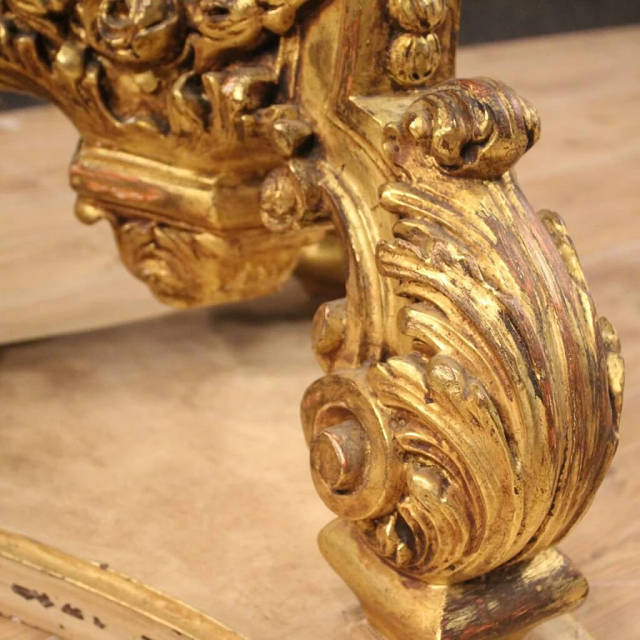 Tavolino rotondo italiano in legno laccato e dorato con piano in cristallo 1092750