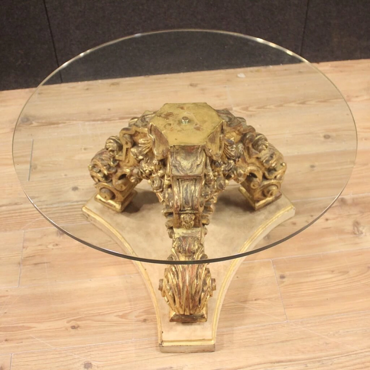 Tavolino rotondo italiano in legno laccato e dorato con piano in cristallo 1092751