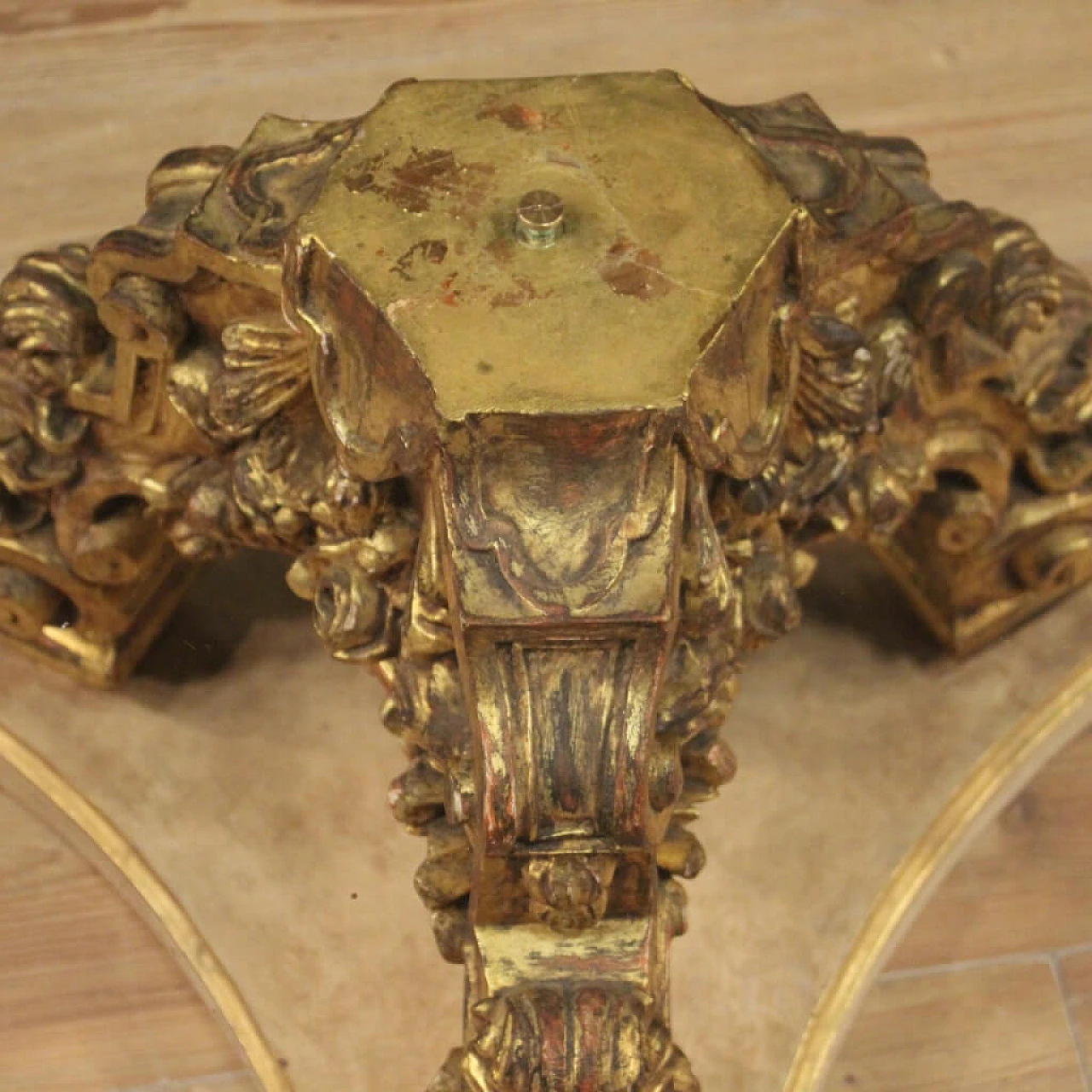 Tavolino rotondo italiano in legno laccato e dorato con piano in cristallo 1092752