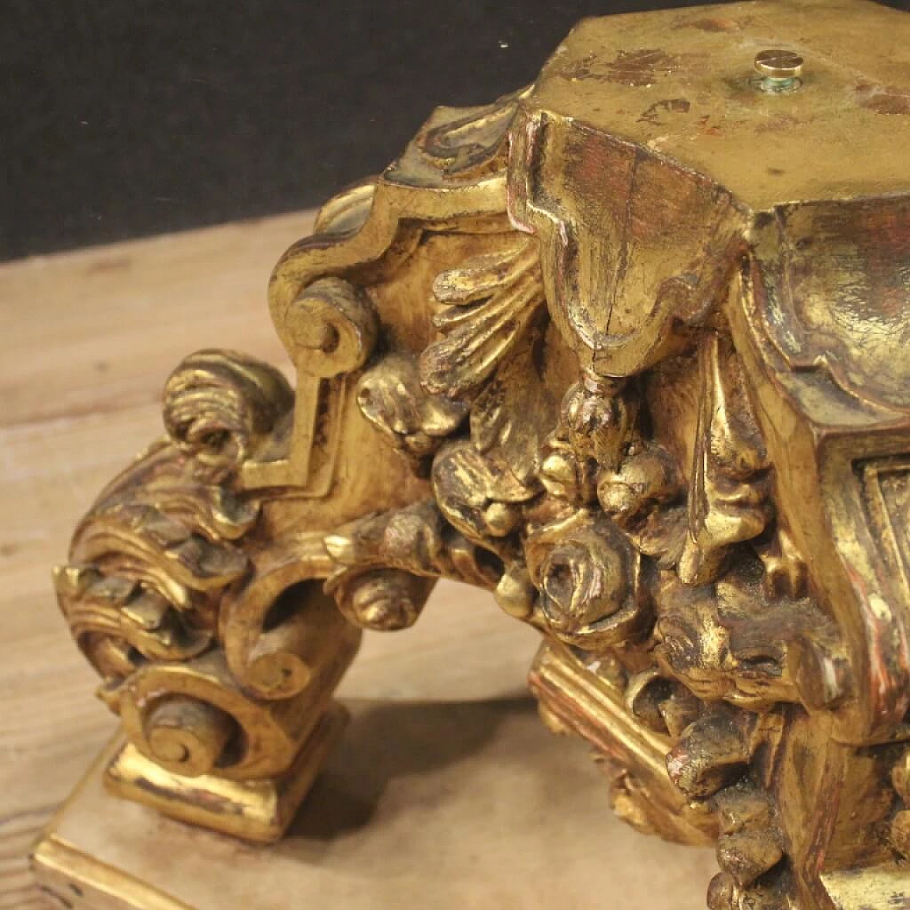 Tavolino rotondo italiano in legno laccato e dorato con piano in cristallo 1092754