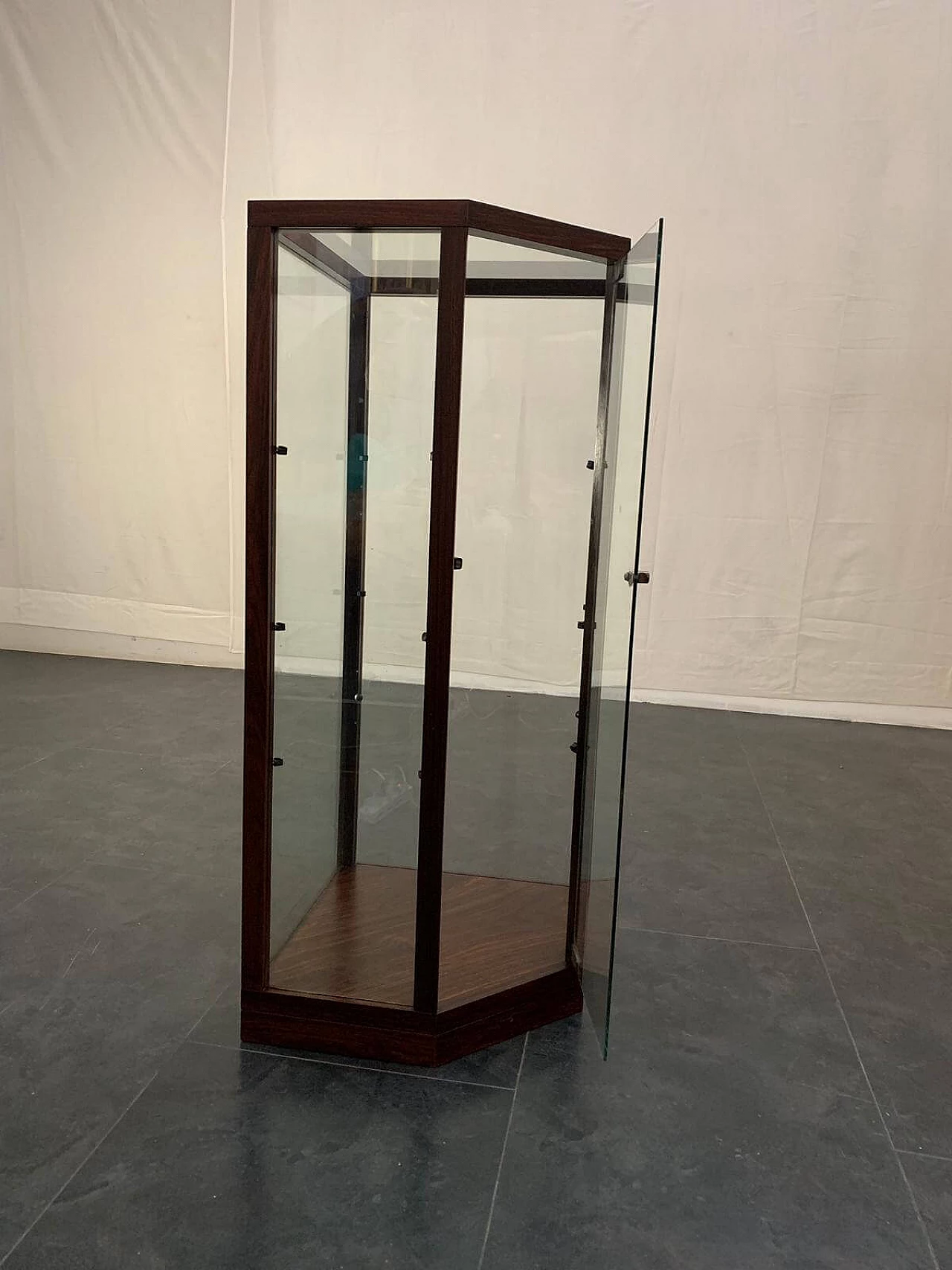 Vetrina angolare in vetro e palissandro, anni '60 1093004
