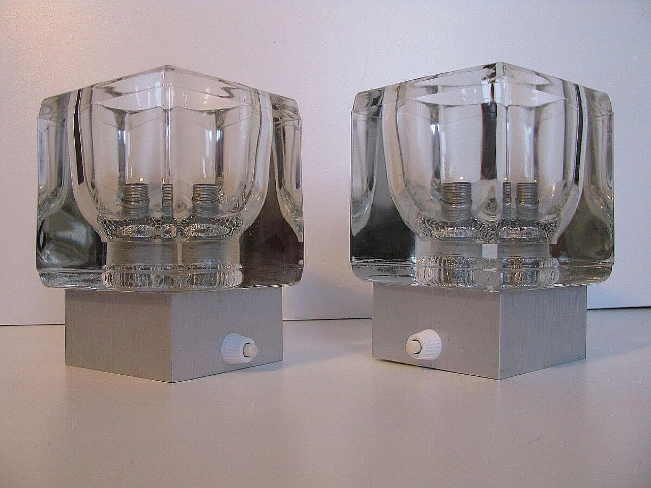 Coppia di lampade da parete in alluminio e vetro di Peill & Putzler, anni '70 1095318