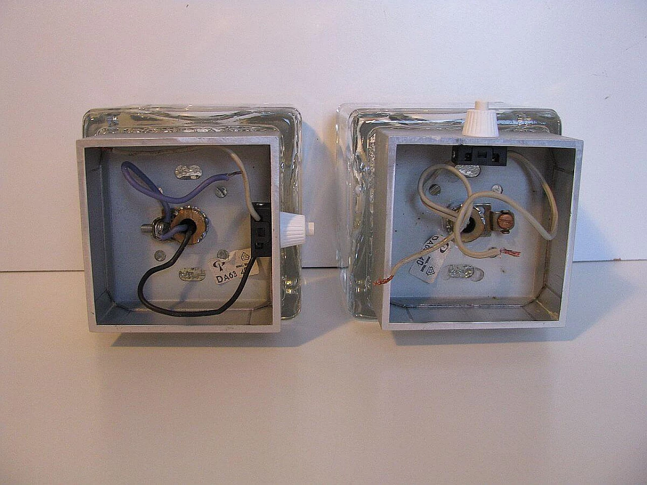 Coppia di lampade da parete in alluminio e vetro di Peill & Putzler, anni '70 1095322