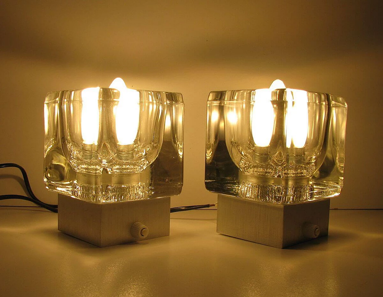 Coppia di lampade da parete in alluminio e vetro di Peill & Putzler, anni '70 1095326