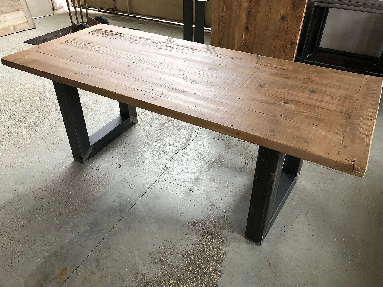 Tavolo con legno di recupero e gambe in ferro 1095778