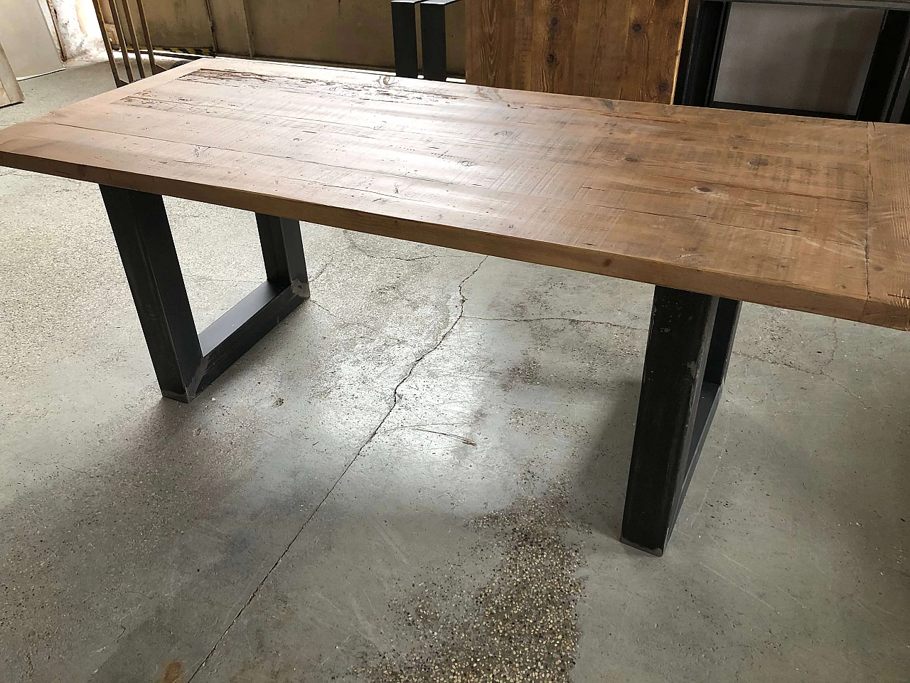 Tavolo con legno di recupero e gambe in ferro 1095779