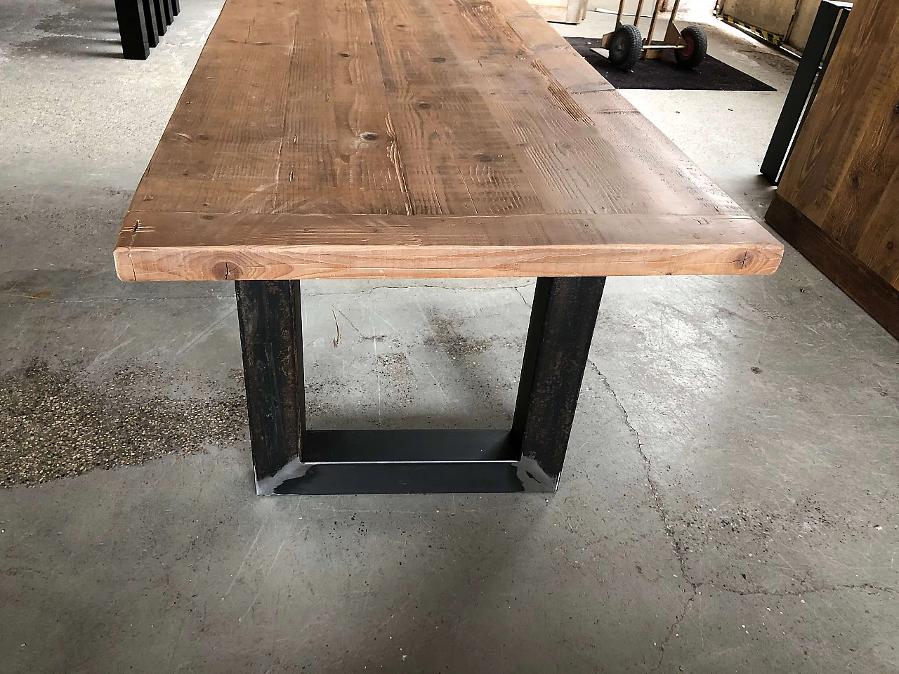 Tavolo con legno di recupero e gambe in ferro 1095780