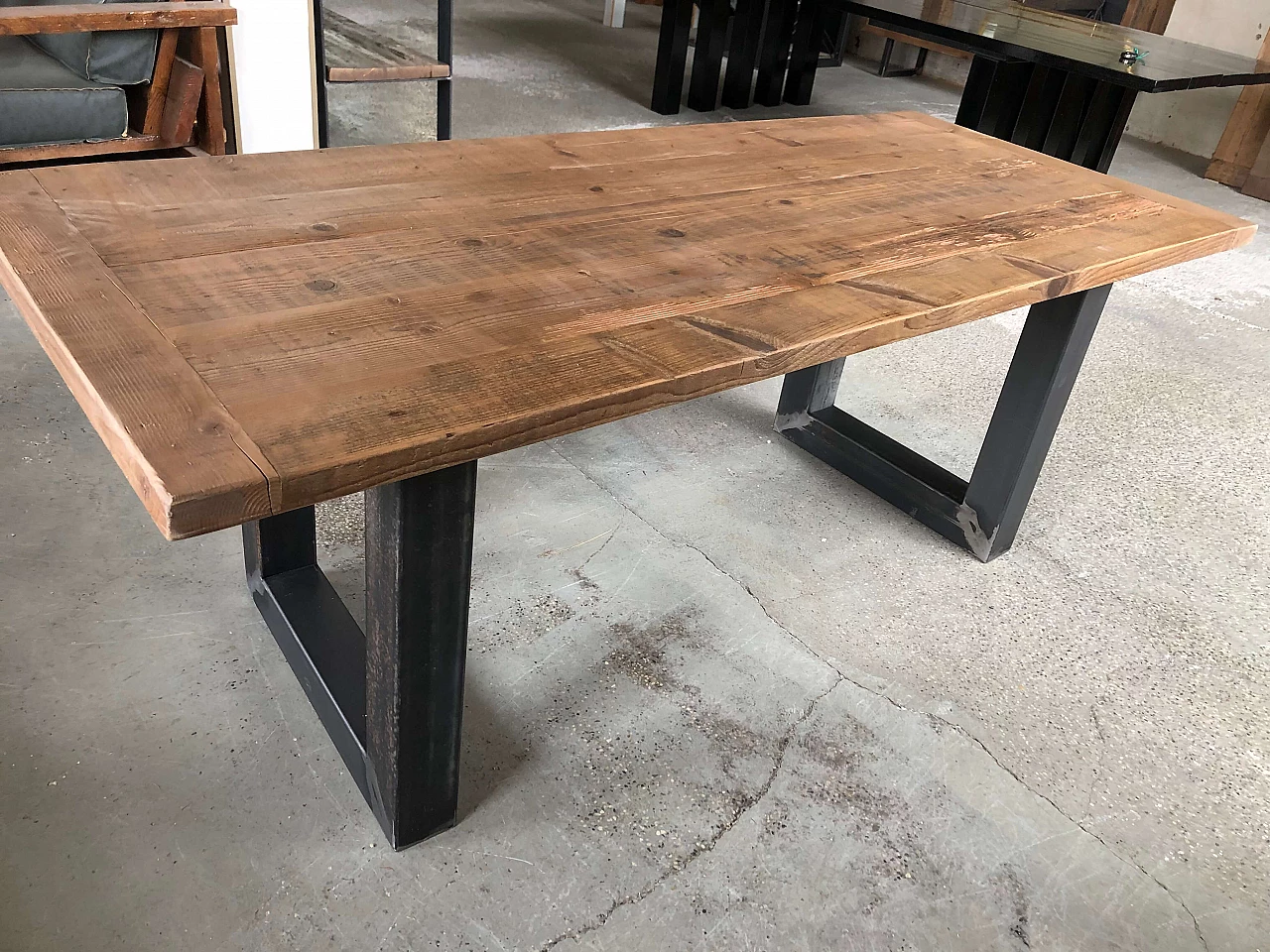 Tavolo con legno di recupero e gambe in ferro 1095781