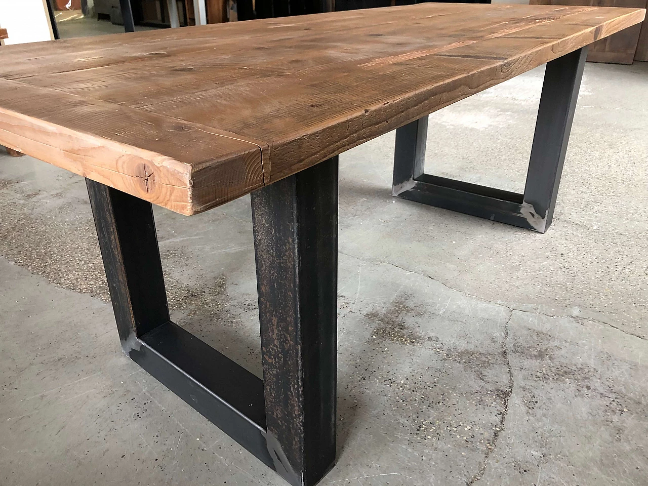 Tavolo con legno di recupero e gambe in ferro 1095782