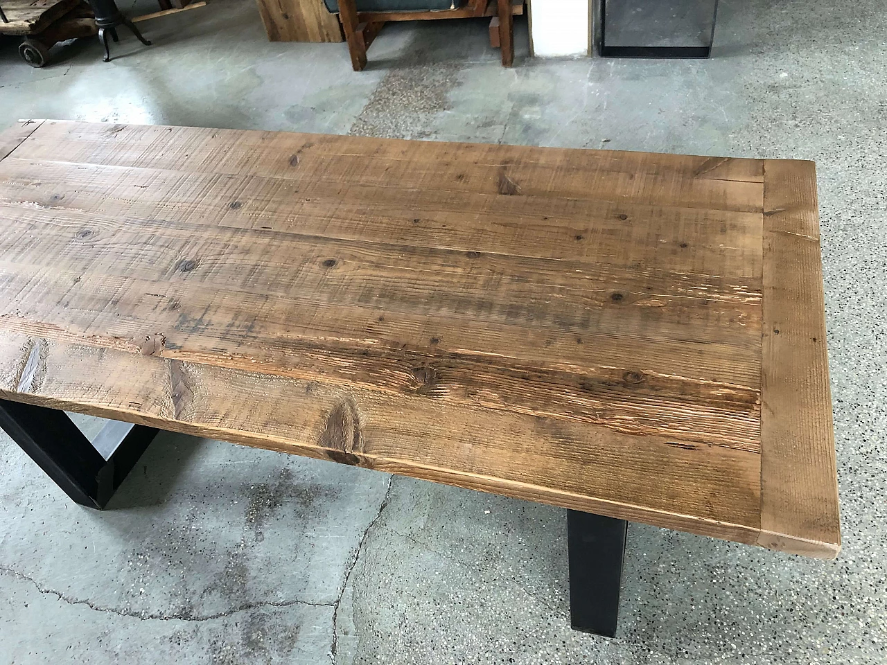 Tavolo con legno di recupero e gambe in ferro 1095783