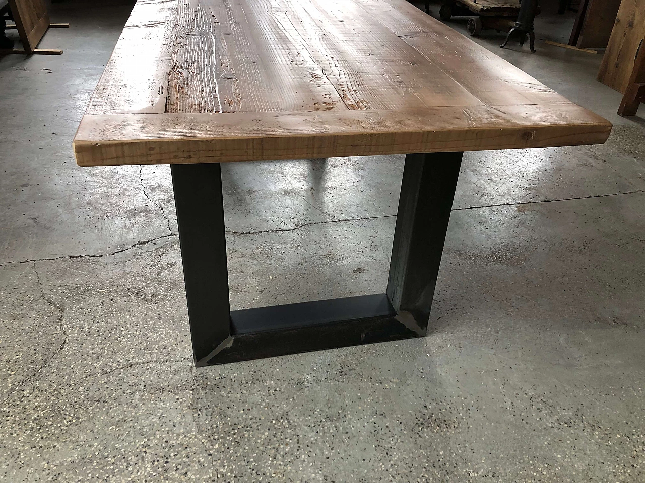 Tavolo con legno di recupero e gambe in ferro 1095784