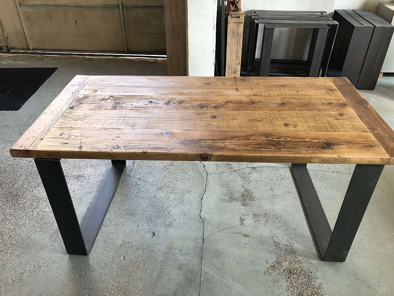 Table with reclaimed wood 1095794