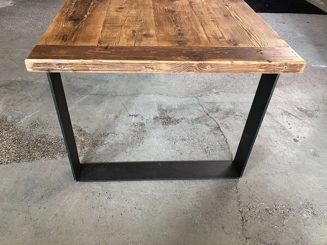 Table with reclaimed wood 1095795