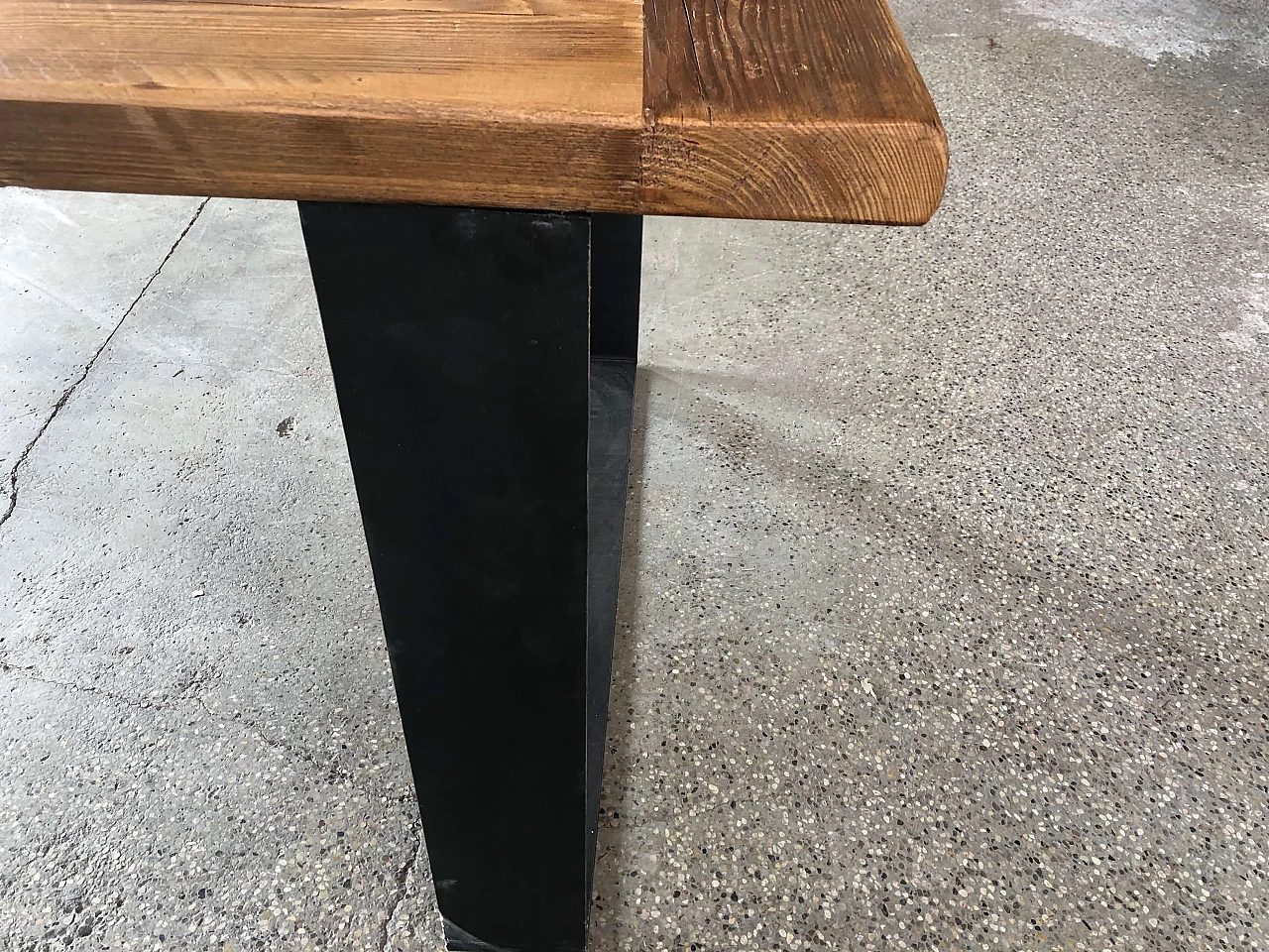 Table with reclaimed wood 1095797