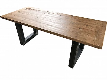Tavolo con legno di recupero e gambe in ferro