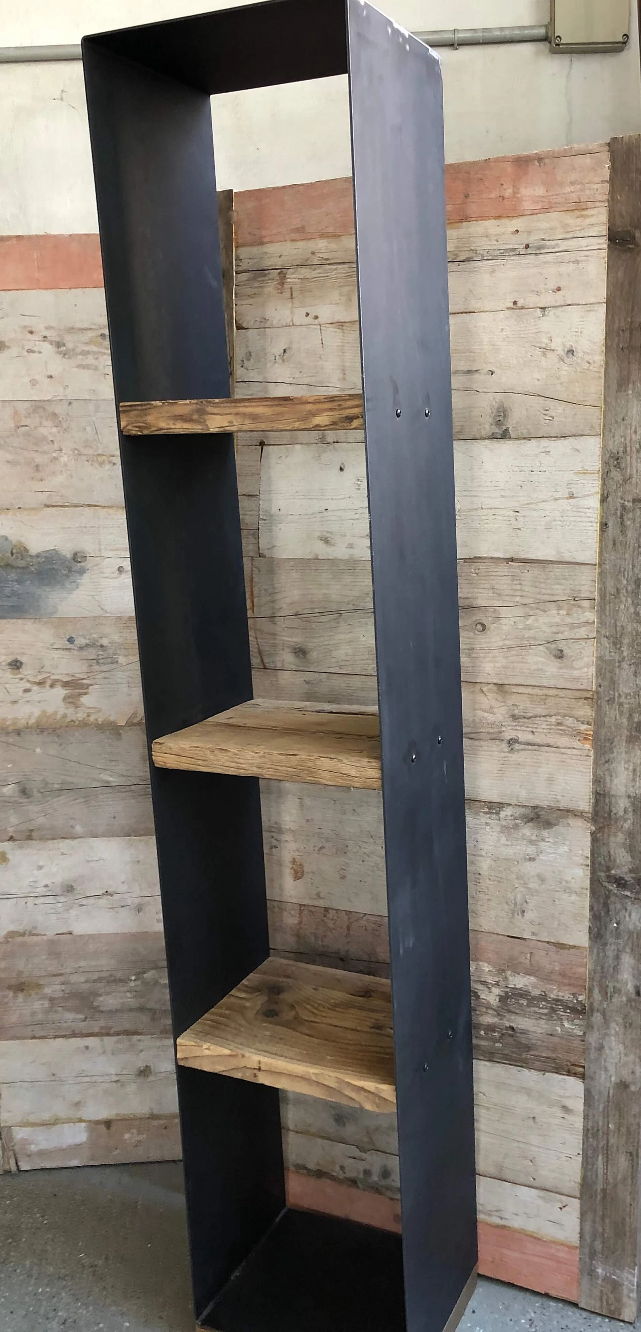 Iron bookcase with reclaimed wood 1096661