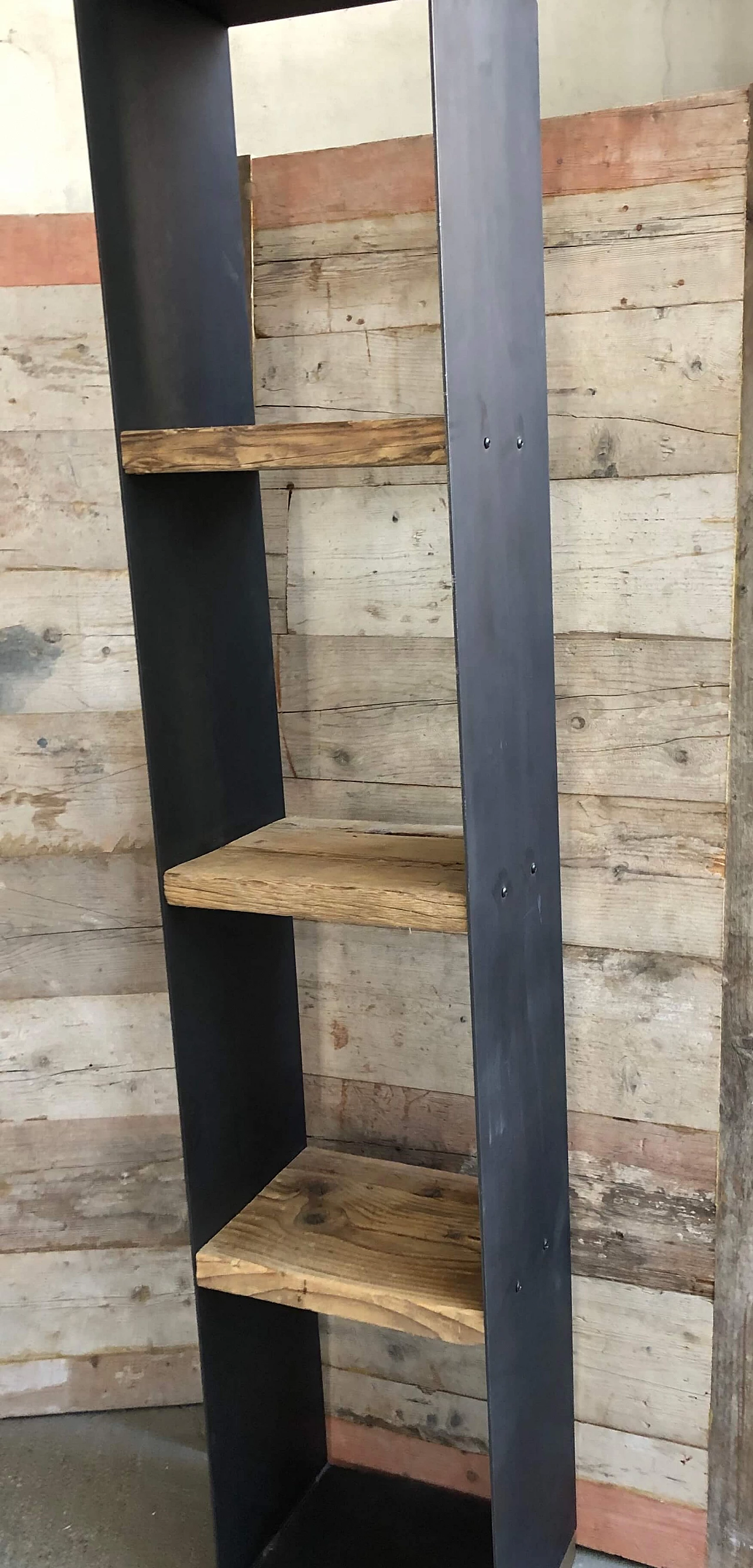 Iron bookcase with reclaimed wood 1096664