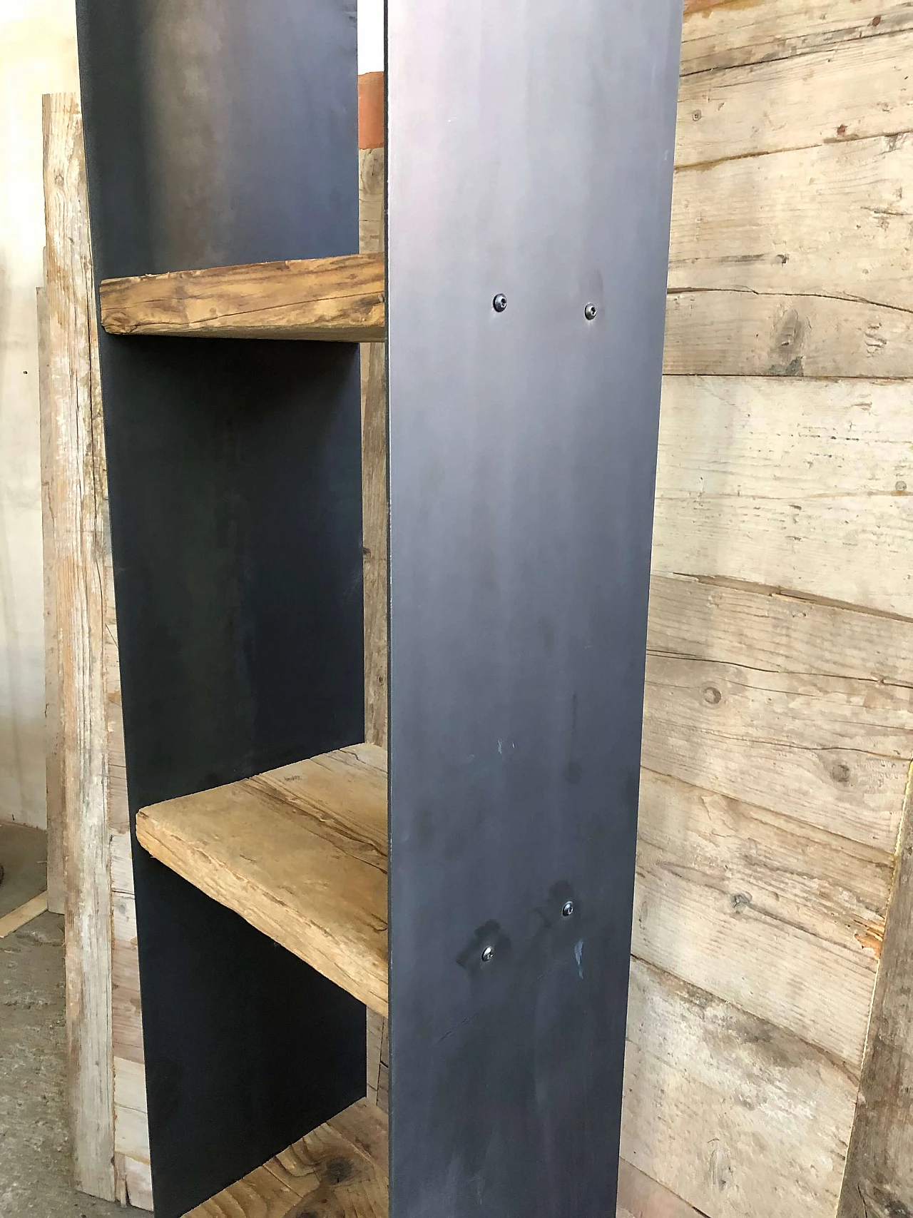 Iron bookcase with reclaimed wood 1096665